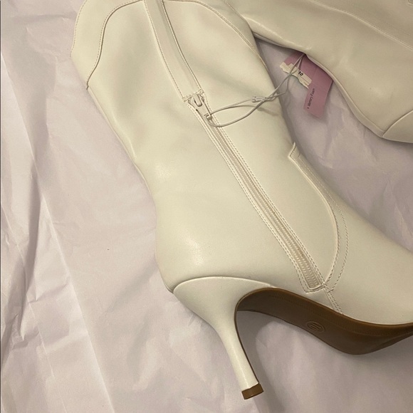 Pointed Toe White Kitten Heeled Boots - Picture 8 of 9